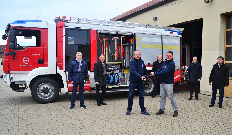 US-Feuerwehr verlegt Schlauch durch Auto